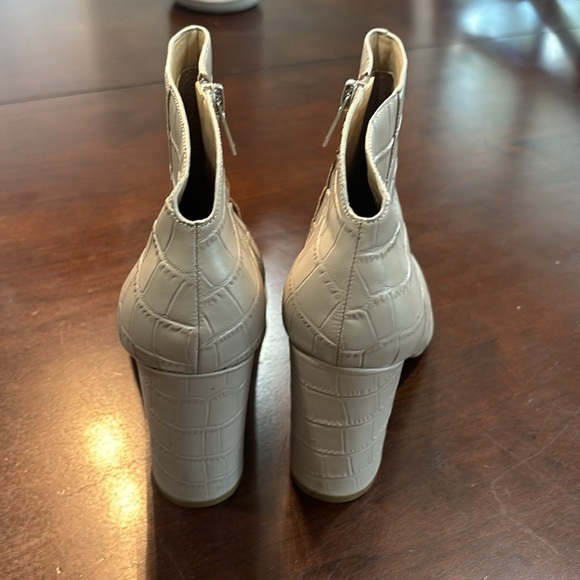 Marc Fisher Nude Beige  Side Zip Boots Women’s Size: 10 - Picture 4 of 7